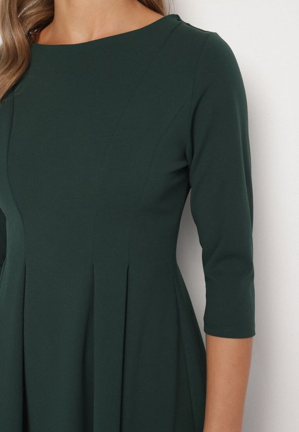 Born2be - Ciemnozielona Rozkloszowana Sukienka Ozdobiona Przeszyciami Reamira. Okazja: na co dzień. Typ kołnierza: dekolt w łódkę. Kolor: zielony. Wzór: aplikacja. Styl: casual, elegancki