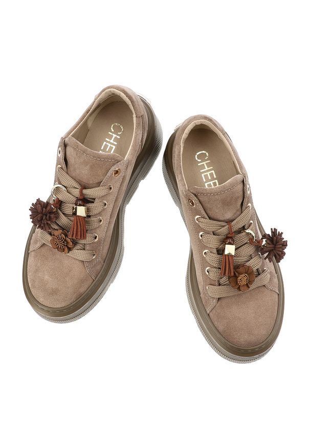 CheBello - Sneakersy damsie Chebello, cholewka ze skóry naturalnej o gładkim wykończeniu z metalowymi przelotkami i sznurowaniem oraz ozdobnymi chwostami, beżow. Okazja: na co dzień. Kolor: beżowy. Materiał: skóra. Szerokość cholewki: normalna. Wzór: gładki. Obcas: na platformie. Styl: casual