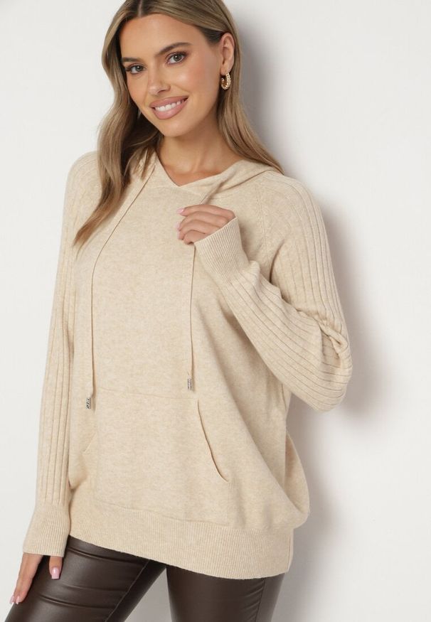 Born2be - Beżowy Sweter z Kapturem i Kieszenią z Domieszką Kaszmiru Neriele. Okazja: na co dzień. Typ kołnierza: kaptur. Kolor: beżowy. Materiał: kaszmir. Wzór: aplikacja. Styl: casual