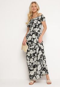 Born2be - Czarno-Biała Sukienka z Wiskozy Typu Hiszpanka z Marszczonym Dekoltem Yelbia. Typ kołnierza: dekolt hiszpanka. Kolor: czarny. Materiał: wiskoza. Wzór: kwiaty #5