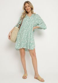 Born2be - Zielona Bawełniana Sukienka w Kwiaty o Rozkloszowanym Kroju Jenaleira. Okazja: na co dzień. Typ kołnierza: dekolt w serek. Kolor: zielony. Materiał: bawełna. Długość rękawa: krótki rękaw. Wzór: kwiaty. Styl: casual, klasyczny #3