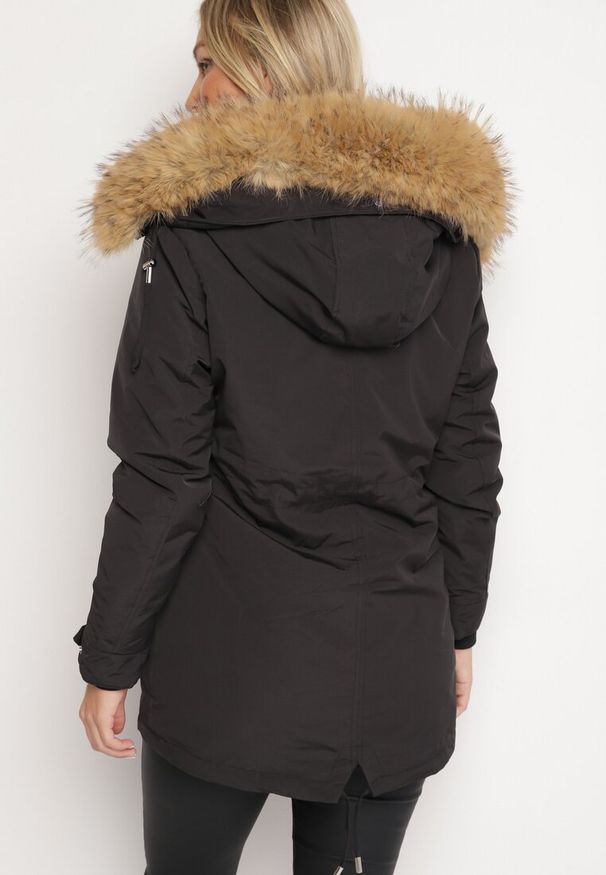 Born2be - Czarna Zimowa Kurtka Parka z Odpinanym Futerkowym Zdobieniem i Kapturem Sialinnea. Okazja: na co dzień, na spacer. Kolor: czarny. Materiał: jeans, futro, dzianina. Wzór: aplikacja. Sezon: zima. Styl: casual, elegancki