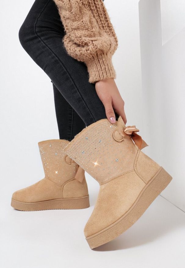 Born2be - Beżowe Śniegowce Stikine. Wysokość cholewki: za kostkę. Zapięcie: bez zapięcia. Kolor: beżowy. Materiał: futro, materiał, satyna. Szerokość cholewki: szeroka