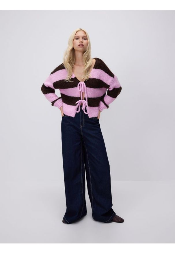 Reserved - Kardigan z wiązaniem - różowy. Kolor: różowy. Materiał: dzianina, wełna