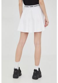 Tommy Jeans spódnica kolor biały mini rozkloszowana. Kolor: biały. Materiał: dzianina, poliester