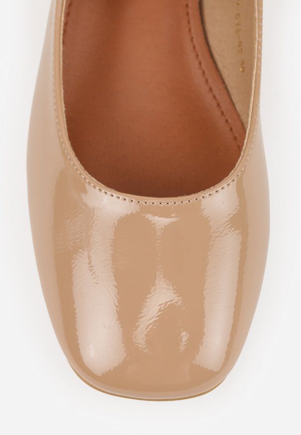 Born2be - Ciemnobeżowe Lakierowane Czółenka w Stylu Mary Jane na Niskim Słupku Zindira. Okazja: do pracy, na spotkanie biznesowe. Zapięcie: pasek. Kolor: beżowy. Materiał: lakier. Obcas: na słupku. Styl: biznesowy, elegancki