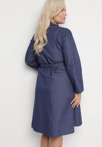 Born2be - Granatowa Rozkloszowana Sukienka z Bawełną Koszulowa z Paskiem i Kieszeniami Lilsemi. Okazja: na co dzień. Kolekcja: plus size. Kolor: niebieski. Materiał: bawełna. Typ sukienki: koszulowe. Styl: casual