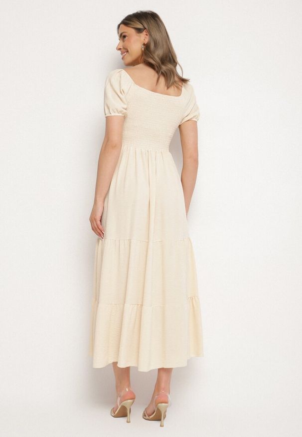 Born2be - Jasnobeżowa Rozkloszowana Sukienka z Dekoltem Typu Hiszpanka z Marszczeniem Lumorice. Okazja: na co dzień. Typ kołnierza: dekolt hiszpanka. Kolor: beżowy. Styl: casual, elegancki