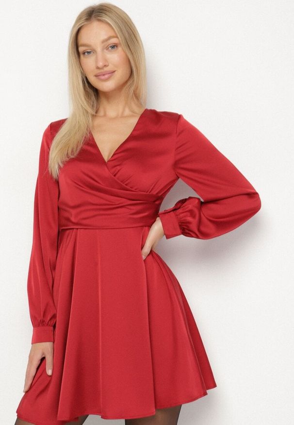 Born2be - Czerwona Satynowa Sukienka VICES z Kopertowym Dekoltem i Bufiastymi Rękawami Nivita. Okazja: na randkę, na ślub cywilny, na wesele. Typ kołnierza: dekolt w serek, dekolt kopertowy. Kolor: czerwony. Materiał: satyna. Typ sukienki: kopertowe. Styl: klasyczny, elegancki
