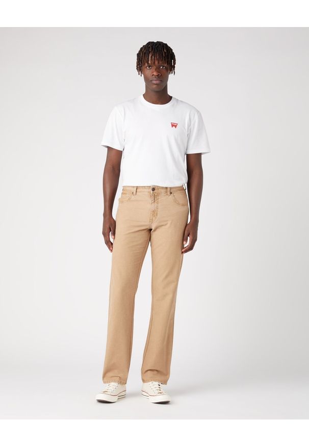 Wrangler - WRANGLER TEXAS MĘSKIE SPODNIE MATERIAŁOWE TIGERS EYE W121DRC20 112337508. Materiał: materiał