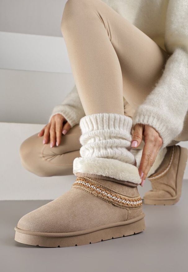 Born2be - Ciemnobeżowe Wsuwane Śniegowce z Imitacji Zamszu Zdobione Haftem i Futerkiem Zetesse. Okazja: na co dzień. Zapięcie: bez zapięcia. Kolor: beżowy. Materiał: zamsz, futro. Wzór: aplikacja, haft. Sezon: zima. Styl: casual, elegancki