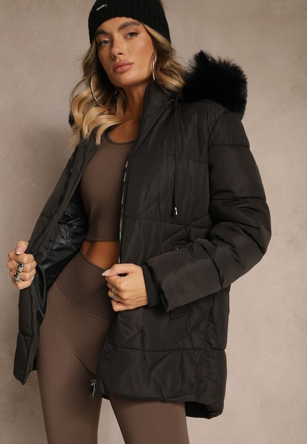 Renee - Czarna Klasyczna Kurtka z Pikowanymi Przeszyciami i Kapturem z Futrem Mundrie. Okazja: na spacer, na co dzień. Kolor: czarny. Materiał: futro. Wzór: aplikacja. Styl: klasyczny