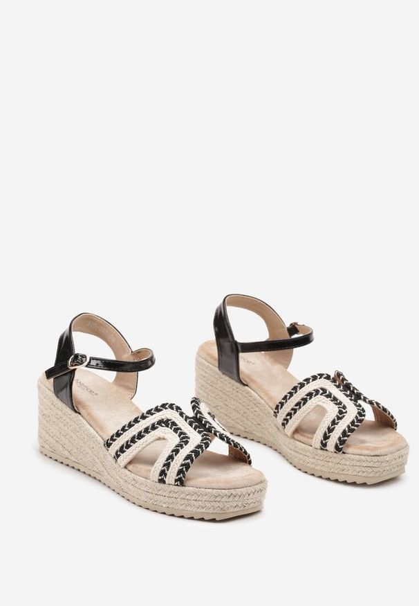 Born2be - Czarne Sandały na Koturnie Zapinane na Sprzączkę Ozdobione Metaliczną Nitką Satolia. Okazja: na spacer, na co dzień. Zapięcie: sprzączka. Kolor: czarny. Materiał: bawełna, len. Wzór: aplikacja. Sezon: lato. Obcas: na koturnie. Styl: casual