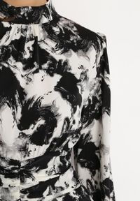 Born2be - Czarna Rozkloszowana Sukienka Mini z Ozdobnym Marszczeniem Mimizari. Okazja: na co dzień. Kolor: czarny. Typ sukienki: proste. Styl: casual, elegancki. Długość: mini #2