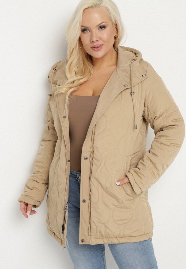 Born2be - Ciemnobeżowa Kurtka Dwustronna Parka z Kapturem Lannaria. Typ kołnierza: kaptur. Kolekcja: plus size. Kolor: beżowy. Wzór: gładki
