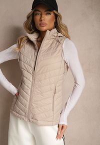 Renee - Ciemnobeżowa Kamizelka z Ozdobnym Pikowaniem i Kapturem z Możliwością Odpięcia Ninaviona. Okazja: na co dzień. Kolor: beżowy. Materiał: jeans. Styl: klasyczny, elegancki, casual #3