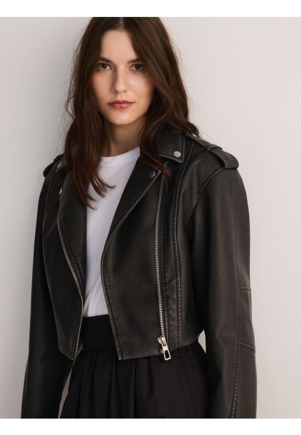 Reserved - Krótka ramoneska - ciemnoszary. Kolor: szary. Materiał: skóra. Długość: krótkie