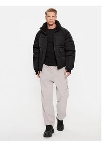 Calvin Klein Jeans Kurtka puchowa J30J324064 Czarny Relaxed Fit. Kolor: czarny. Materiał: syntetyk