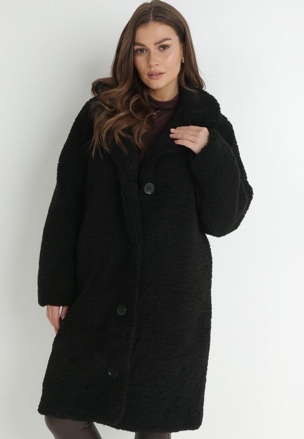 Born2be - Czarny Płaszcz Futrzany Teddy Gavi. Okazja: na spacer, na co dzień. Kolor: czarny. Materiał: futro. Sezon: zima. Styl: casual, elegancki, klasyczny