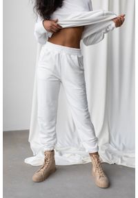 Marsala - Spodnie dresowe typu jogger w kolorze OFF WHITE - DISPLAY. Stan: podwyższony. Materiał: dresówka. Styl: elegancki #1