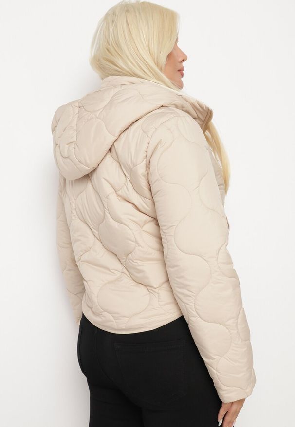 Born2be - Beżowa Kurtka Krótka z Pikowaniem i Odpinanym Kapturem Taraes. Okazja: na co dzień. Kolekcja: plus size. Kolor: beżowy. Materiał: jeans. Długość: krótkie. Styl: casual, elegancki