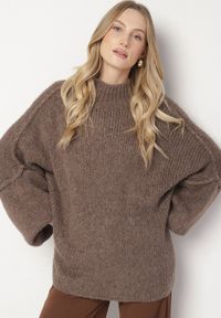 Born2be - Jasnobrązowy Golf z Wełną o Kroju Oversize z Obniżoną Linią Ramion Lilenae. Okazja: na co dzień. Typ kołnierza: golf. Kolor: brązowy. Materiał: wełna. Długość rękawa: długi rękaw. Długość: długie. Sezon: zima, jesień. Styl: casual, elegancki #7