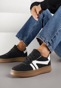 Renee - Czarne Sneakersy Tenisówki Ozdobione Geometrycznym Wzorem Shie. Okazja: na co dzień. Kolor: czarny. Materiał: jeans. Wzór: aplikacja, geometria
