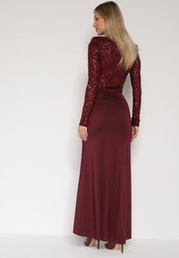 Born2be - Bordowa Cekinowa Sukienka Wieczorowa z Półgolfem i Trenem Eylnore. Okazja: na imprezę. Kolor: czerwony. Wzór: aplikacja. Styl: wizytowy #4