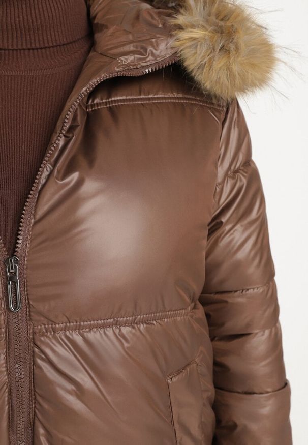 Born2be - Brązowa Pikowana Kurtka z Dłuższym Tyłem i Kapturem Obszytym Futerkiem Zemizelle. Okazja: na co dzień. Kolekcja: plus size. Kolor: brązowy. Materiał: futro. Długość: długie. Wzór: aplikacja. Styl: klasyczny, elegancki, casual