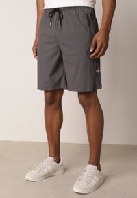 Born2be - Szare Szorty w Sportowym Stylu ze Sznurkami i Zasuwanymi Kieszeniami Abateia. Okazja: na co dzień. Kolor: szary. Materiał: materiał. Wzór: napisy. Sezon: lato. Styl: sportowy #4