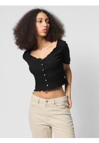 outhorn - T-shirt crop top gładki damski Outhorn - czarny. Typ kołnierza: dekolt w serek. Kolor: czarny. Materiał: elastan, bawełna, prążkowany, dzianina. Długość rękawa: krótki rękaw. Długość: krótkie. Wzór: gładki #1