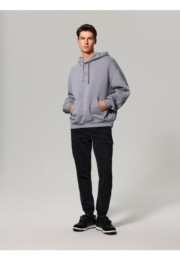 Sinsay - Jeansy jogger cargo z efektem sprania - czarny. Kolor: czarny