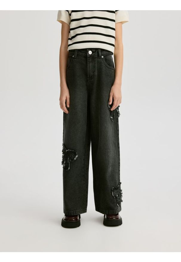 Reserved - Jeansy wide leg z aplikacjami - szary. Kolor: szary. Wzór: aplikacja