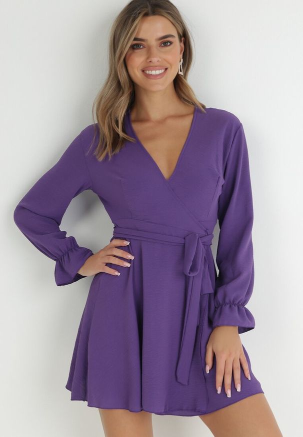 Born2be - Ciemnofioletowa Sukienka Dyninca. Typ kołnierza: dekolt w kształcie V. Kolor: fioletowy. Materiał: materiał, tkanina. Wzór: gładki. Typ sukienki: kopertowe. Styl: elegancki. Długość: mini