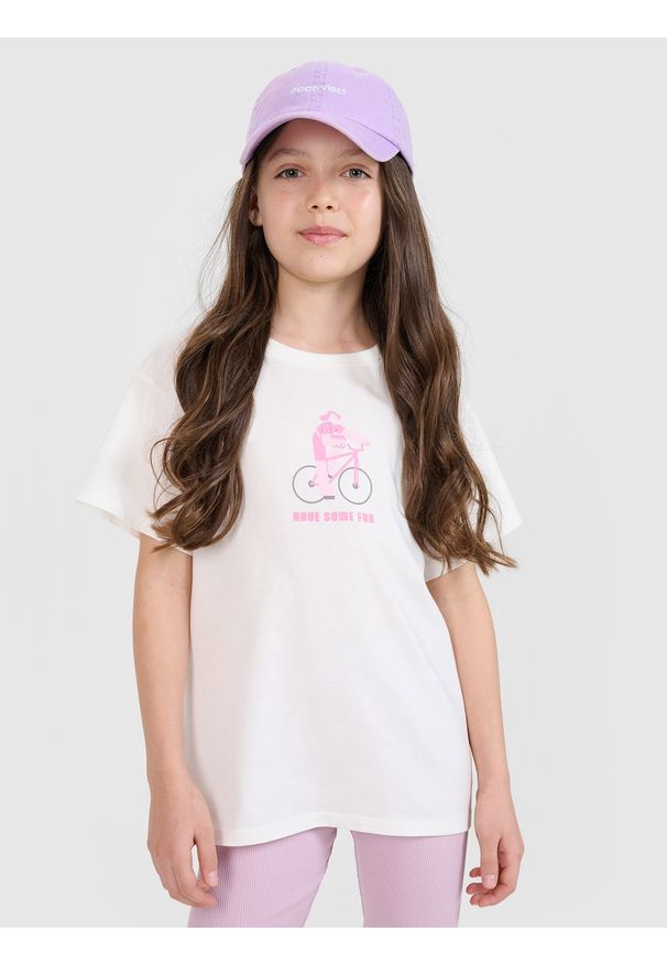 4f - 4F T-shirt regular z nadrukiem dziewczęcy - biały 146 (10-11 lat). Okazja: na co dzień. Kolor: biały. Materiał: bawełna, dzianina, jersey. Długość rękawa: krótki rękaw. Długość: krótkie. Wzór: nadruk. Sezon: lato. Styl: elegancki, klasyczny, casual, sportowy