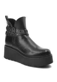 Czarne Botki Armodo Damskie Buty Ze Skóry Naturalnej. Zapięcie: pasek. Kolor: czarny. Materiał: skóra. Wzór: grochy. Obcas: na platformie