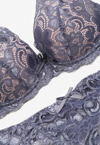 Renee - Granatowo-Różowy Komplet Bielizny z Koronką i Kokardkami Biustonosz i Stringi Nasorinne. Kolor: niebieski. Materiał: koronka. Wzór: koronka