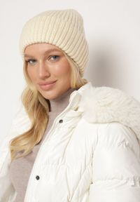 Born2be - Beżowa Prążkowana Czapka Beanie z Wiskozą i Metaliczną Nicią Temiala. Kolor: beżowy. Materiał: wiskoza, prążkowany. Styl: casual, elegancki #3