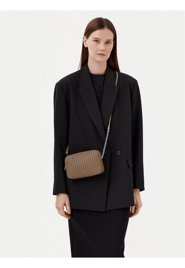 Calvin Klein Torebka Mini Line Quilt Camera Bag K60K613078 Brązowy. Kolor: brązowy. Materiał: skórzane