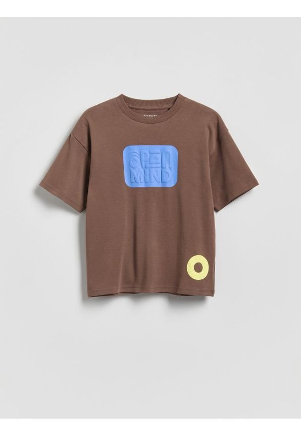 Reserved - Bawełniany t-shirt z nadrukiem - ciemnobrązowy. Kolor: brązowy. Materiał: bawełna. Wzór: nadruk