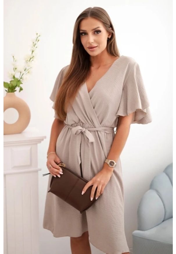 Kesi Włoski - Sukienka z przekładanym dekoltem cappuccino. Okazja: na randkę. Materiał: bawełna, materiał. Styl: elegancki