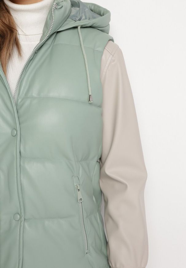 Born2be - Zielona Kamizelka z Ekoskóry Pikowana z Kapturem Salerna. Typ kołnierza: kaptur. Kolor: zielony. Wzór: aplikacja