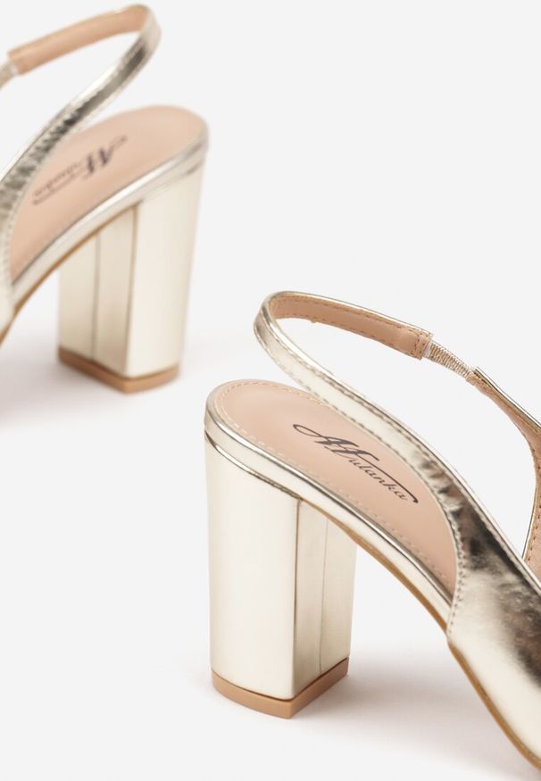 Renee - Złote Sandały na Słupku Slingback Halatia. Okazja: na co dzień. Kolor: złoty. Materiał: jeans. Obcas: na słupku. Styl: klasyczny, elegancki, casual