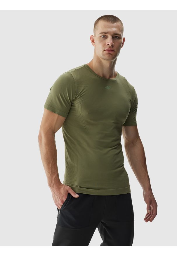 4f - 4F Koszulka treningowa bezszwowa męska - khaki S/M. Kolor: oliwkowy, wielokolorowy, brązowy. Materiał: skóra, włókno, dzianina, materiał, syntetyk. Długość rękawa: krótki rękaw. Długość: krótkie. Wzór: gładki, ze splotem. Sport: fitness
