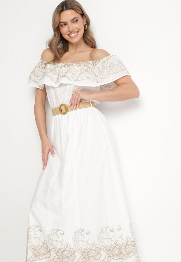Born2be - Biała Sukienka Hiszpanka w Stylu Boho z Haftem i Paskiem z Klamrą Mellirna. Okazja: na co dzień. Typ kołnierza: dekolt hiszpanka. Kolor: biały. Materiał: materiał, poliester. Wzór: haft. Styl: boho