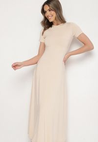 Born2be - Jasnobeżowa Sukienka o Taliowanym Kroju z Krótkim Rękawem Liravise. Okazja: na co dzień. Kolor: beżowy. Długość rękawa: krótki rękaw. Sezon: wiosna, lato. Typ sukienki: rozkloszowane. Styl: casual, elegancki, klasyczny #6
