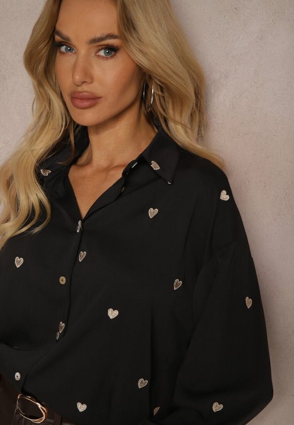 Renee - Czarna Koszula z Bawełny Ozdobiona Naszytymi Serduszkami Arreanna. Okazja: do pracy, na spotkanie biznesowe. Typ kołnierza: kołnierzyk klasyczny, dekolt w kształcie V. Kolor: czarny. Długość: długie. Wzór: aplikacja. Materiał: bawełna. Długość rękawa: długi rękaw. Sezon: wiosna, lato. Styl: klasyczny, biznesowy