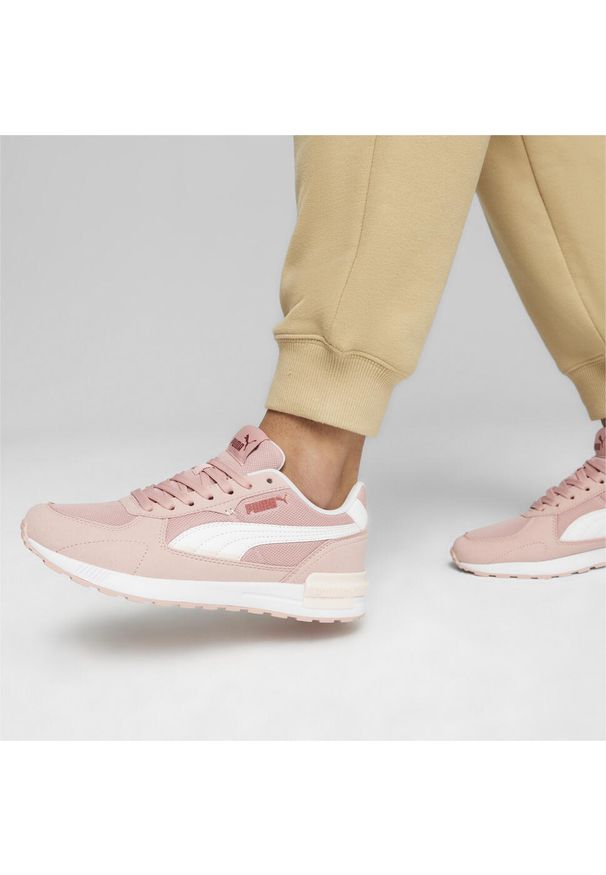 Buty do chodzenia męskie Puma Graviton. Zapięcie: sznurówki. Kolor: biały, czerwony, wielokolorowy. Materiał: materiał, syntetyk, tkanina. Szerokość cholewki: normalna. Sport: turystyka piesza