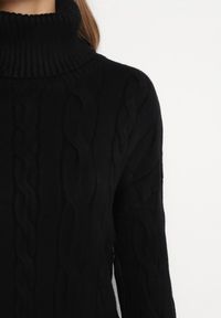 Born2be - Czarna Sweterkowa Mini Sukienka z Szerokim Golfem i Ściągaczami Patricime. Typ kołnierza: golf. Kolor: czarny. Długość: mini #5