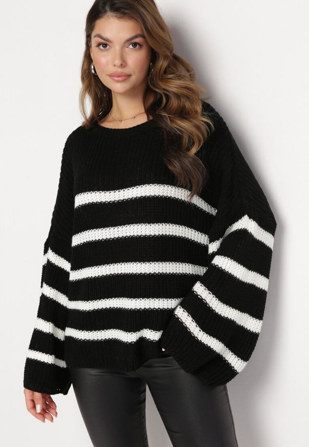 Born2be - Czarny Dzianinowy Sweter z Długimi Szerokimi Rękawami w Pasy Samsoni. Kolor: czarny. Materiał: dzianina. Długość: długie